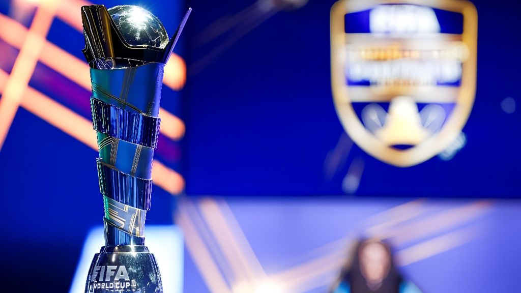 Trophy FIFAe World Cup dengan keterangan panggung dunia FIFAe World Cup 2026 resmi ditunda