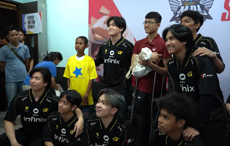 Anak-anak pejuang penyakit kritis dari Make-A-Wish Indonesia berfoto bersama pro player ONIC ID di panggung MPL Arena.